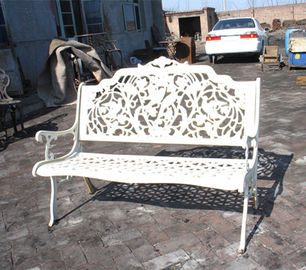 Таблица литого железа ротанга белые и стулья/кресло античного металла на открытом воздухе