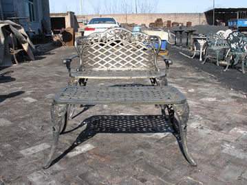 Современные таблица и стулья литого железа с набором античного бронзового литого железа цвета на открытом воздухе обедая