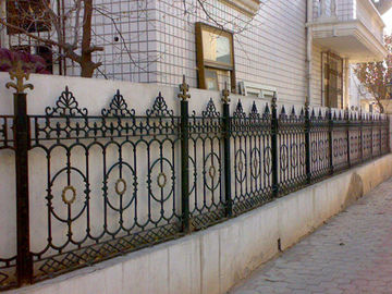 Загородка литого железа украшения двора белая жарит/изготовленная на заказ чугунная загородка